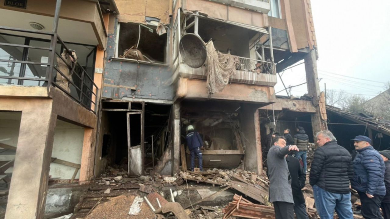 4 katlı apartmanda korkunç patlama! Ev enkaza döndü