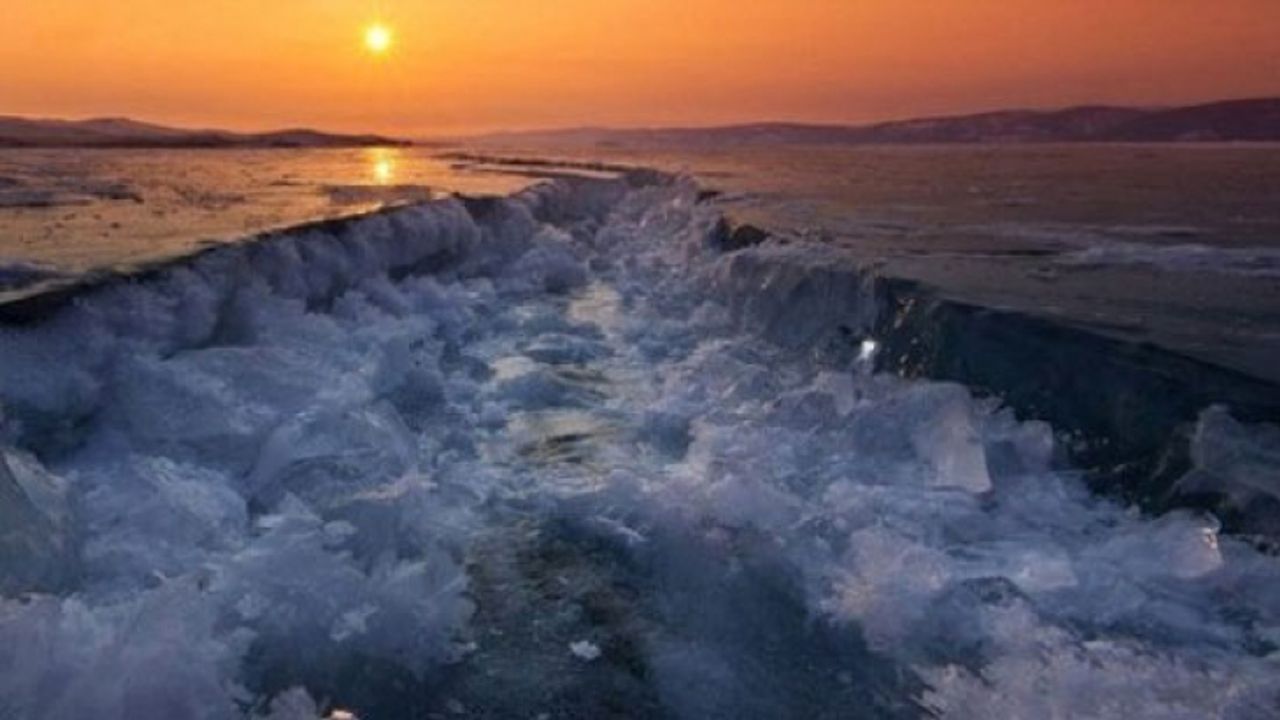 Baykal Gölü içinde buzullardan oluşan derin çatlak gölü ikiye böldü!