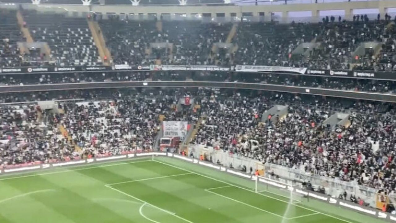 Beşiktaş-Antalyaspor maçında tribünler hükümete çağrı yaptı! Sloganlar gündem oldu