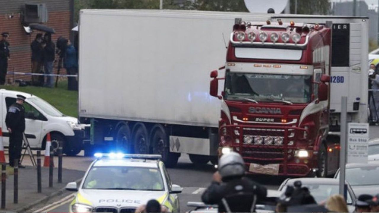Bir kamyonda 18 kişi ölü bulundu