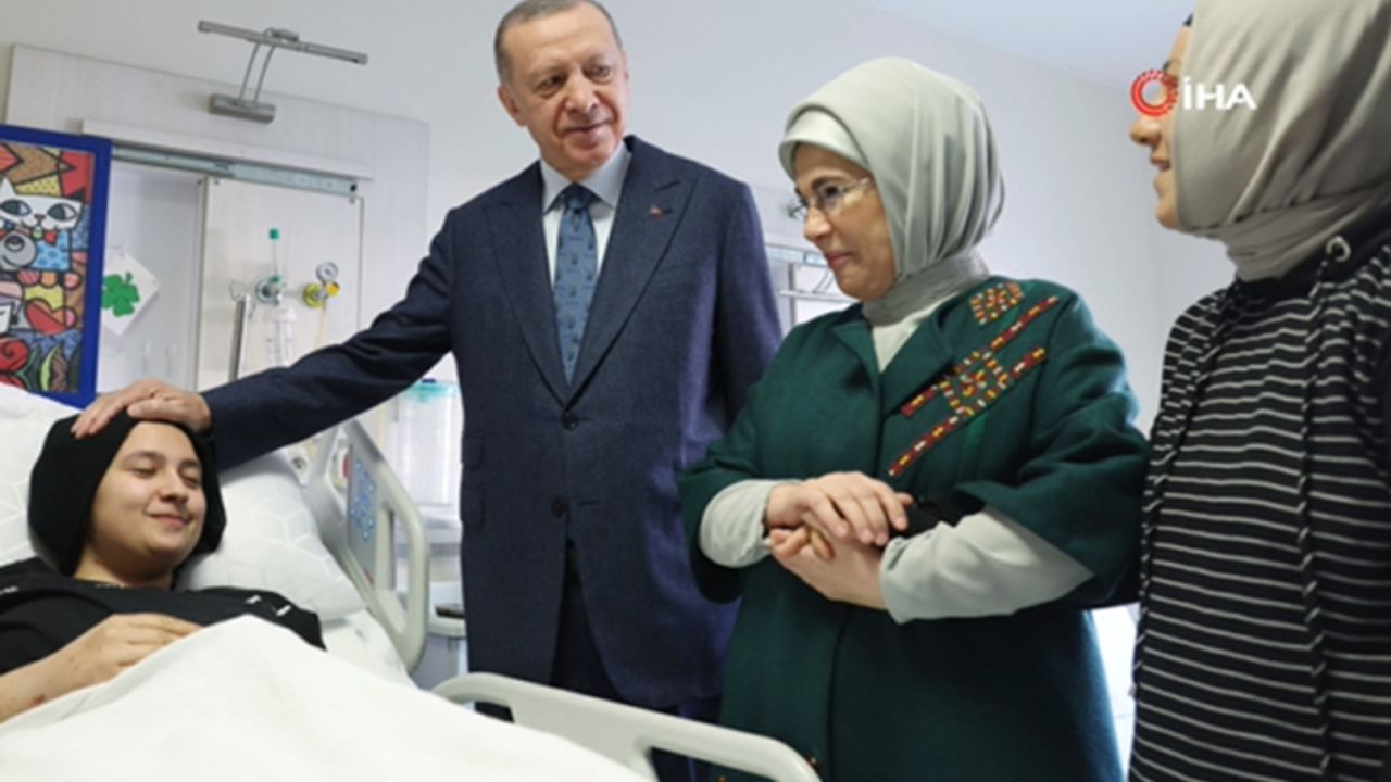 Cumhurbaşkanı Erdoğan enkazdan 248 saat sonra kurtarılan Aleyna Ölmez'i ziyaret etti
