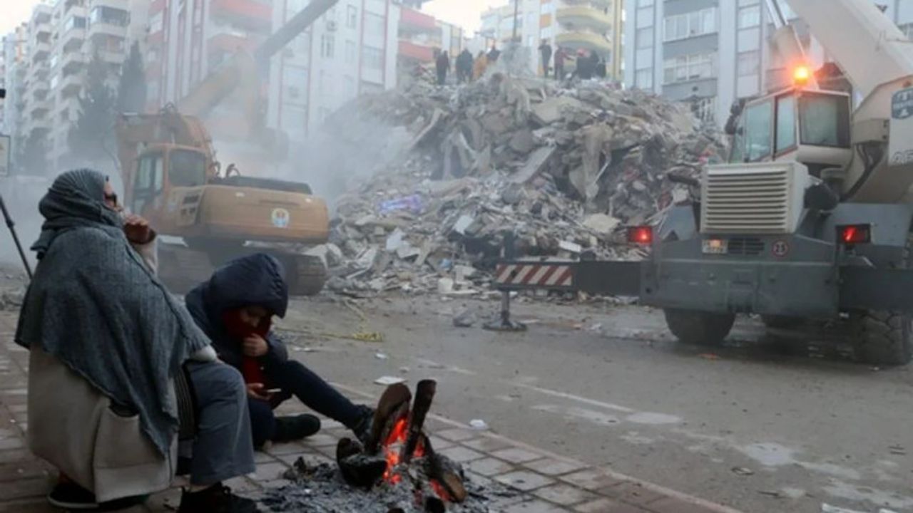 Deprem uzmanından korkutan açıklama: İzmir'de 300 bin kişi enkaz altında kalabilir
