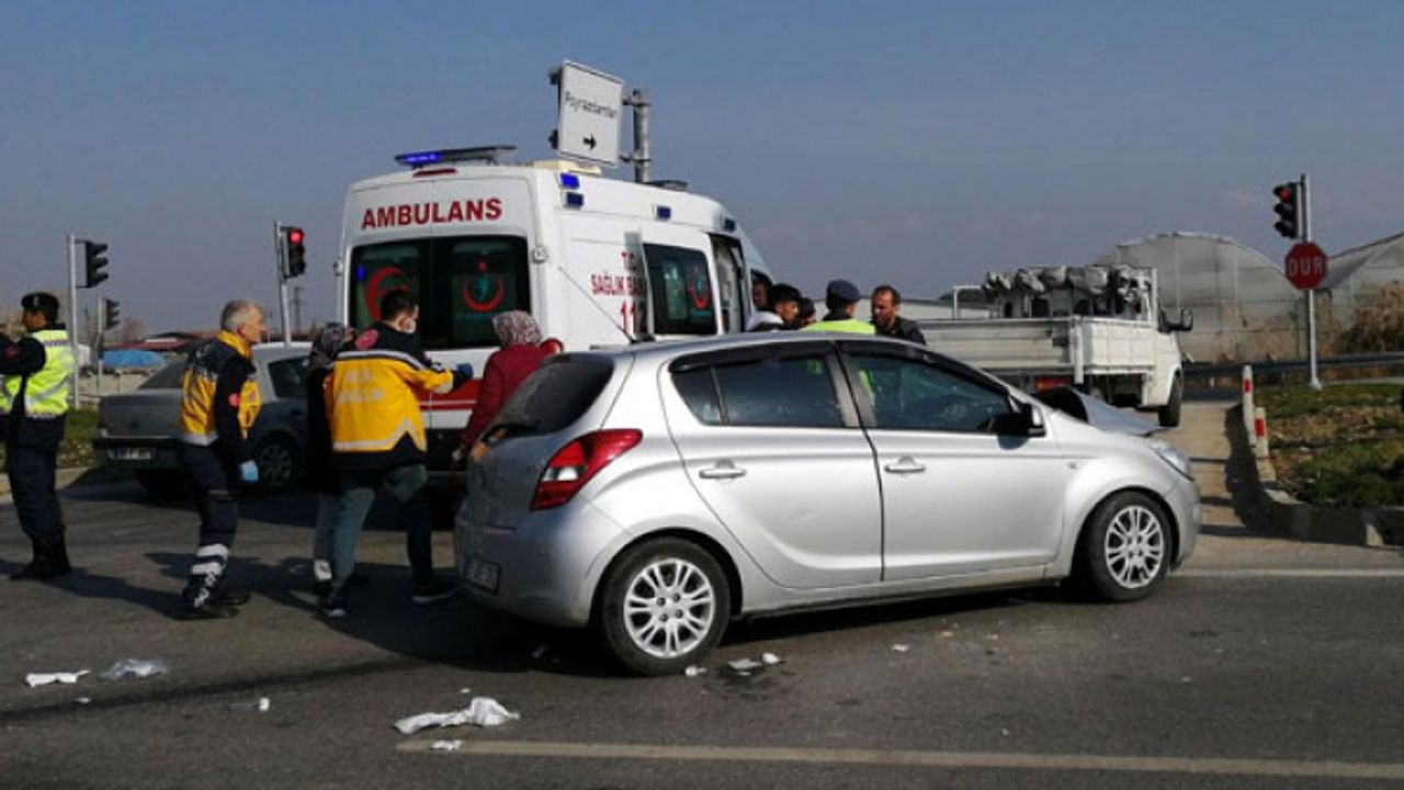 Depremzedeleri taşıyan otomobil kaza yaptı: 1 ölü, 5 yaralı