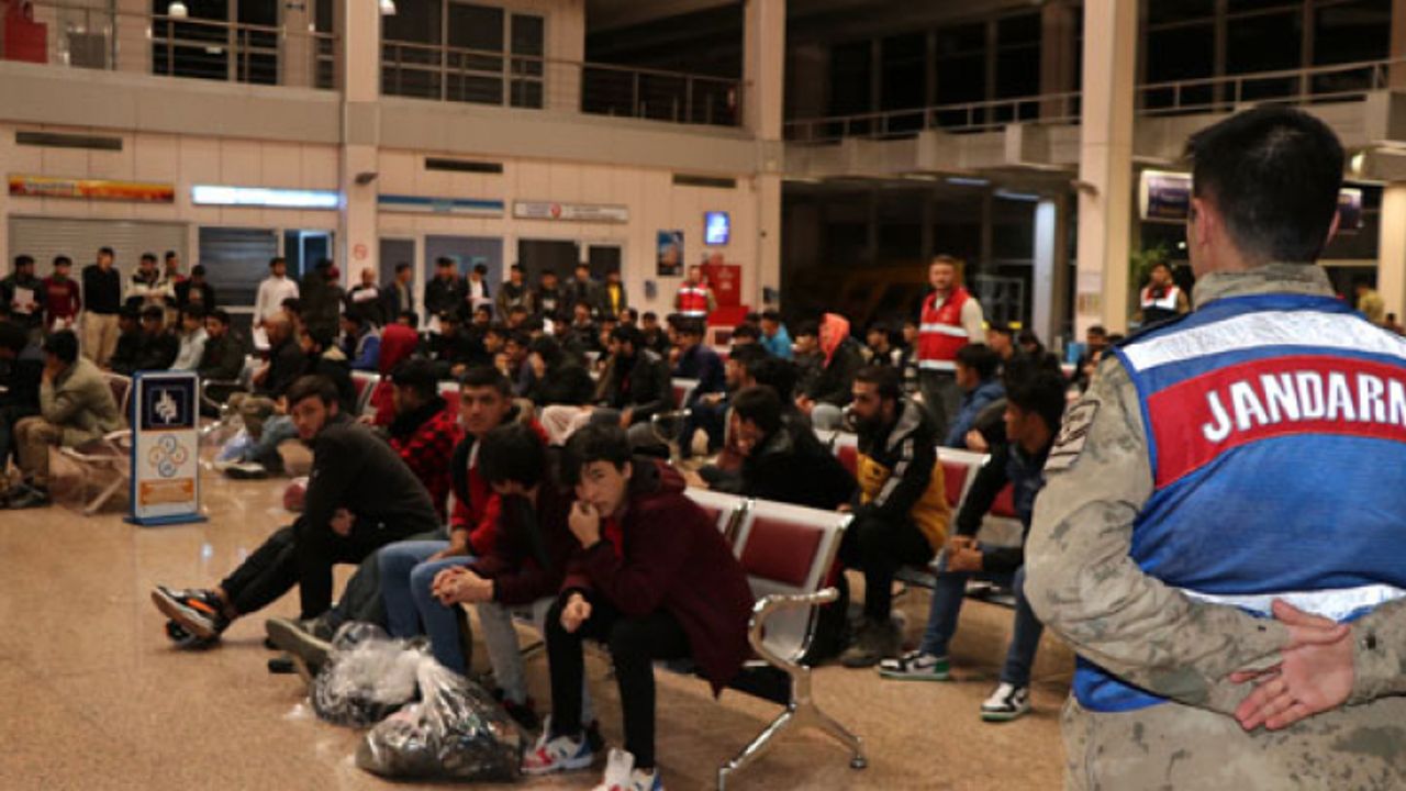 Erzurum'dan 227 kaçak Afgan ülkelerine gönderildi