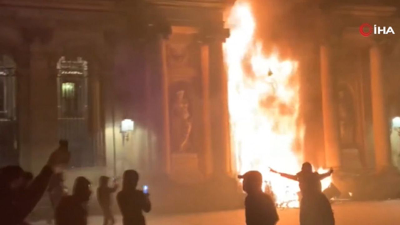 Fransa'da emeklilik reformuna karşı çıkanlar belediye binasını ateşe verdi!