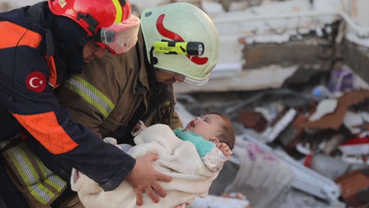 Hatay'da sevindiren olay! Anne ve bebeği depremden 29 saat sonra enkazdan sağ çıkarıldı