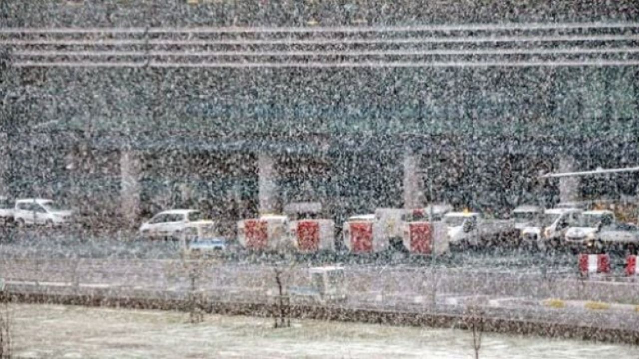 İstanbul Havalimanı'na yoğun kar yağışı başladı!