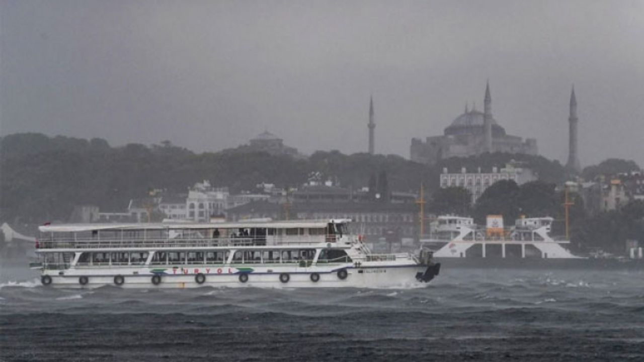 İstanbul'u lodos vurdu: Vapur seferleri iptal