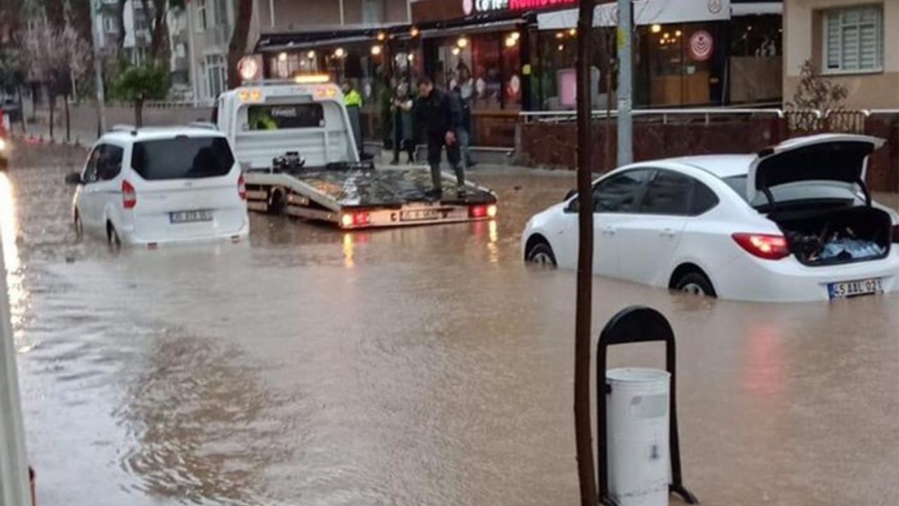 İzmir'de yağmur hayatı felç etti araçlar suya gömüldü