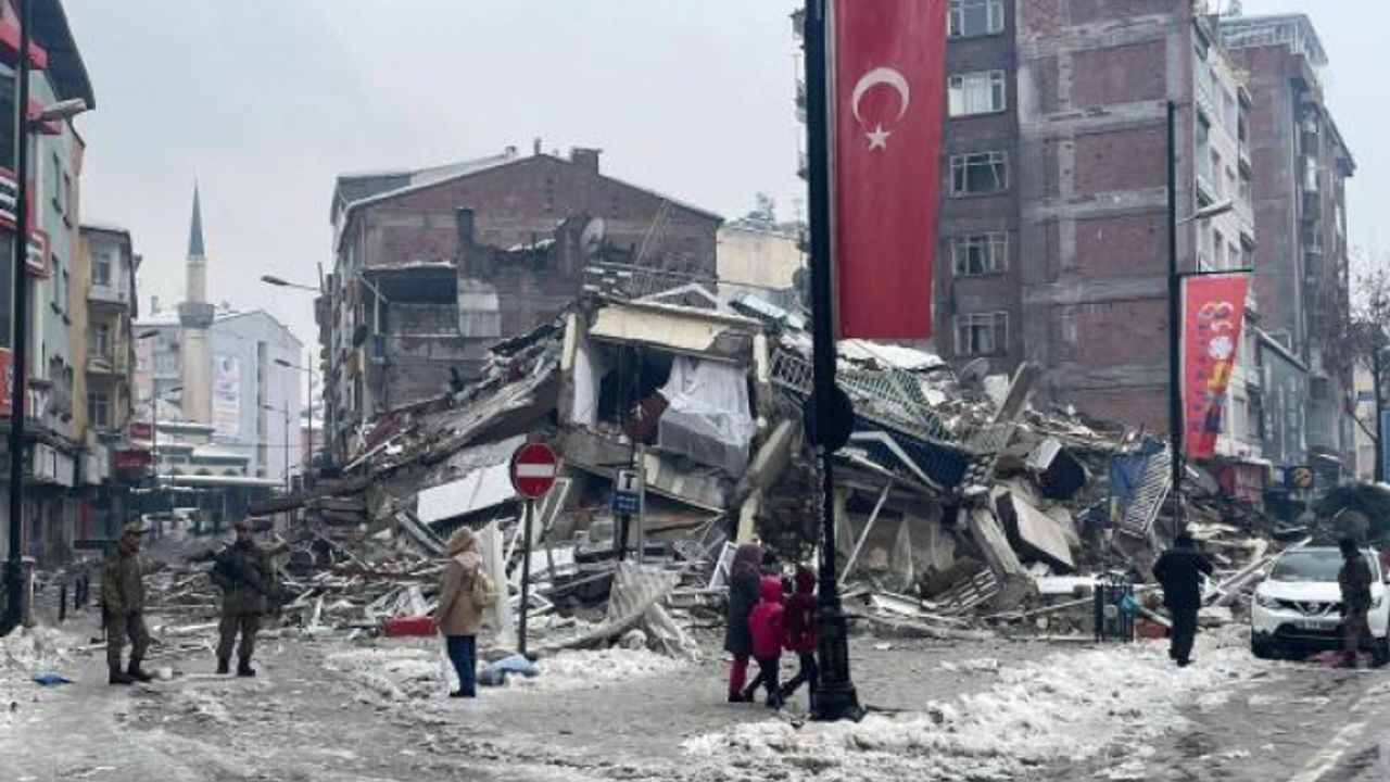 Malatya'da ağır hasarlı 5 katlı bina çöktü!