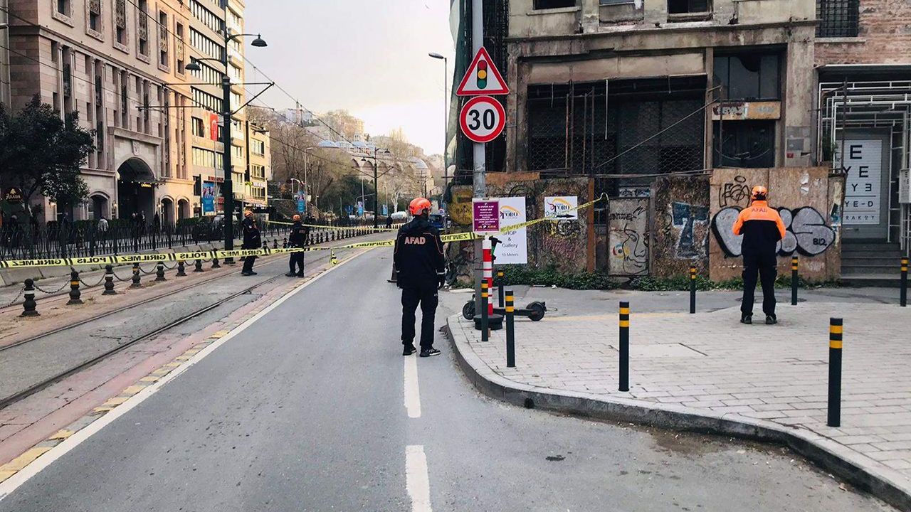 İstanbul'da 5 katlı metruk bina çöktü! Tramvay seferleri durduruldu