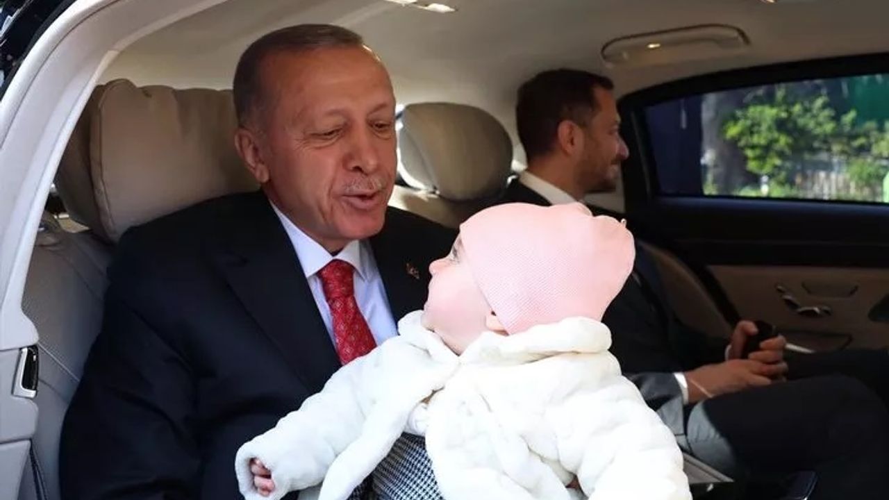 Erdoğan, bir bebeği makam aracına alıp sevdi! Ailesine 'İlk çocuğun mu?' diye sordu