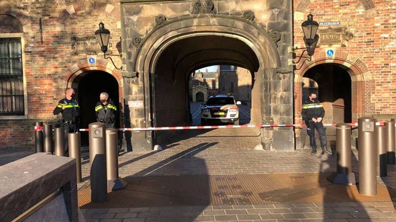 Hollanda'da bomba alarmı: Parlamento binası boşaltıldı