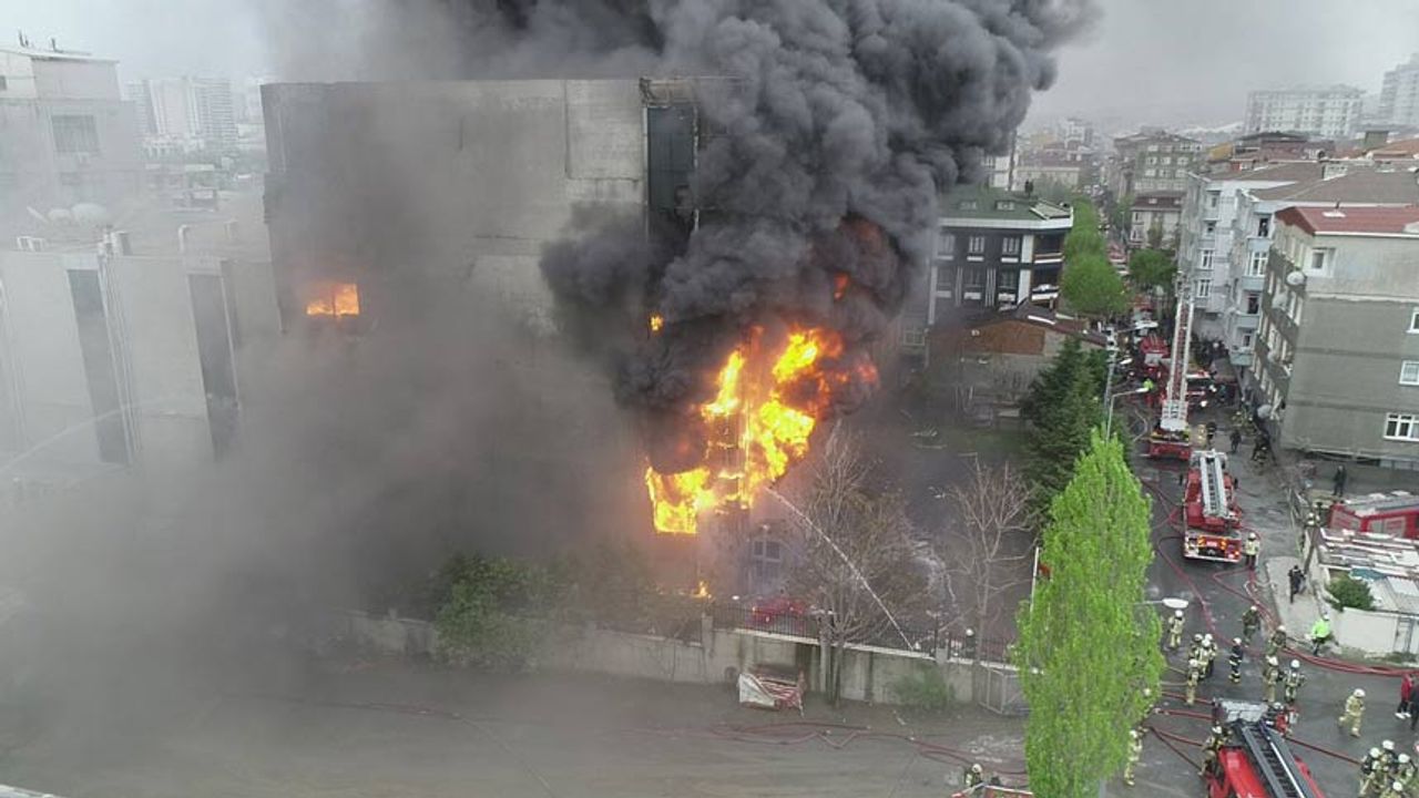 Akit Gazetesi’nin de olduğu binayı alevler sardı!