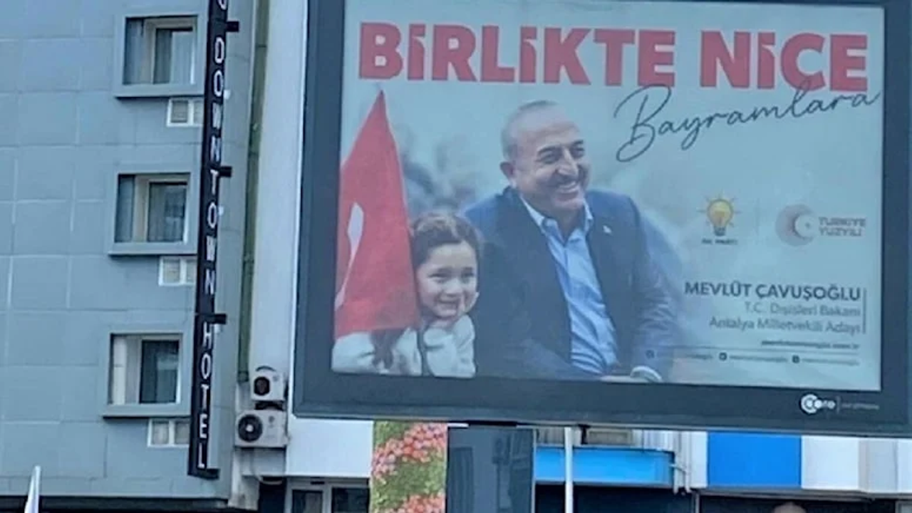 Mevlüt Çavuşoğlu'nun seçim afişleri toplatılacak