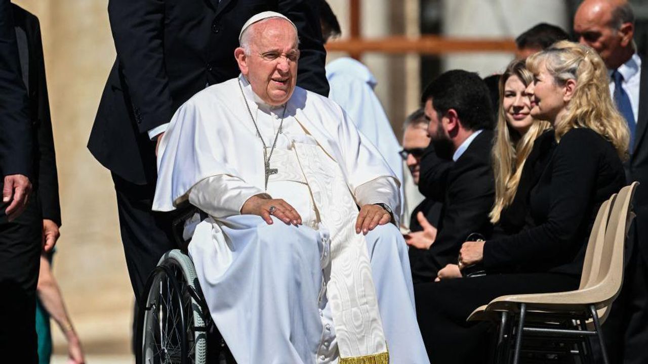 Papa Francesco hastaneye kaldırıldı