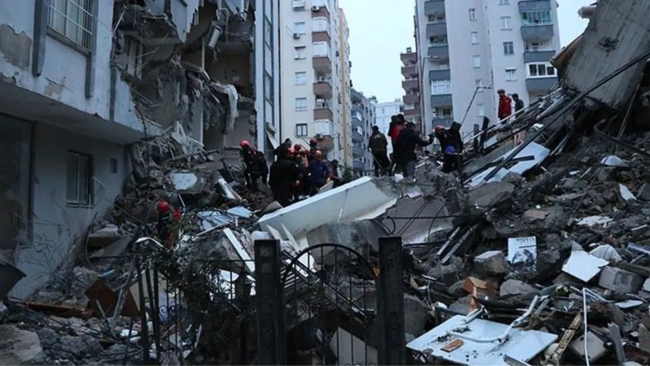 Depremde yıkılan binalarla ilgili açılan soruşturmada 49 kişi tutuklandı