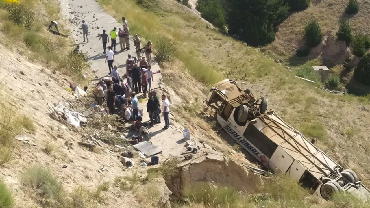 Kars'ta yolcu otobüsü viyadükten düştü! Çok sayıda ölü ve yaralı var