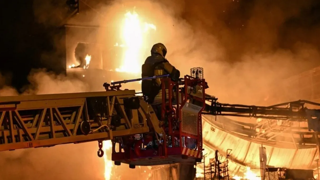 Ankara'da korkutan yangın! Zincir market kullanılamaz hale geldi