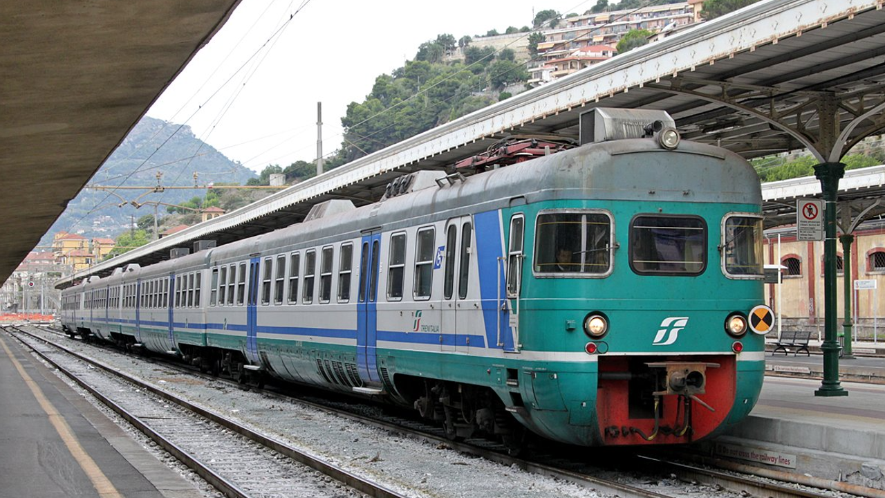 Tren, demir yolu işçilerine çarptı: 5 işçi öldü