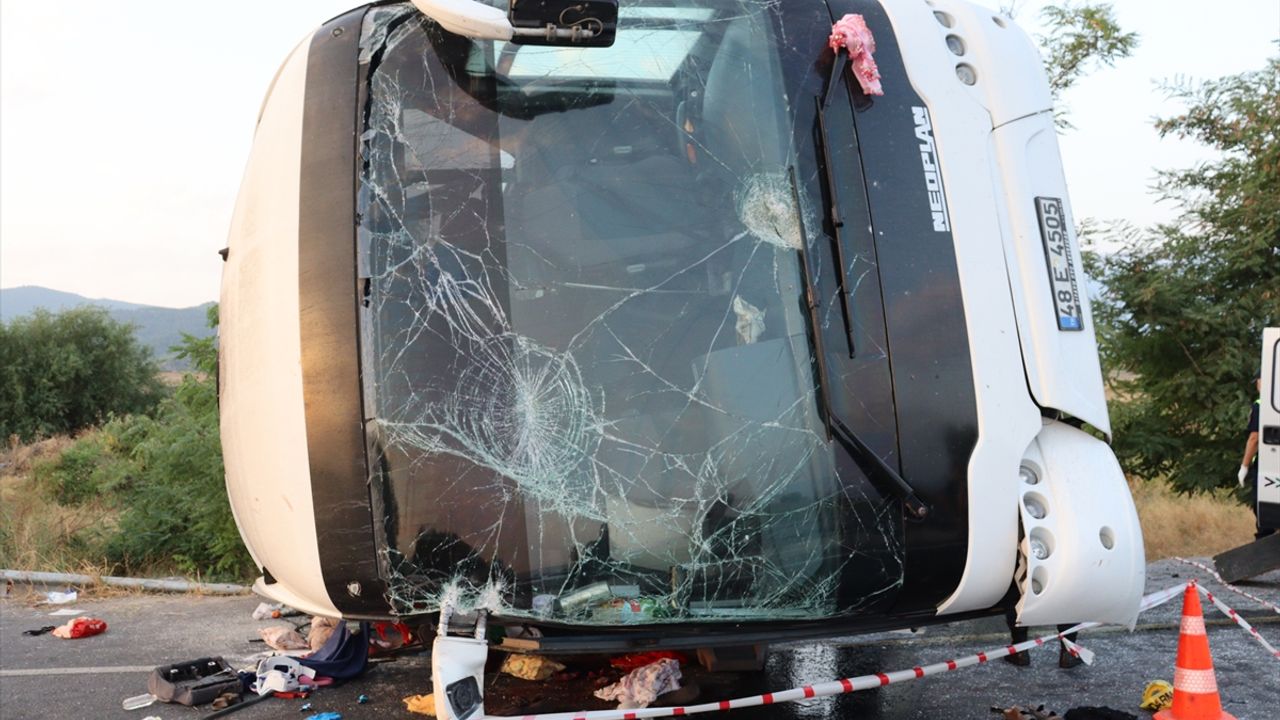 Denizli'de kum yüklü kamyon, yolcu otobüsüne çarptı