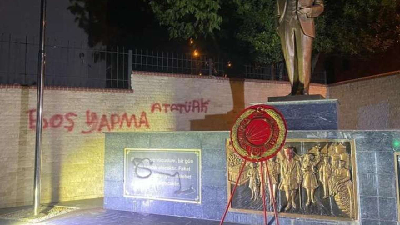 İzmir'de Atatürk Anıtı'na skandal saldırı! Kırmızı boyayla bakın ne yaptılar...