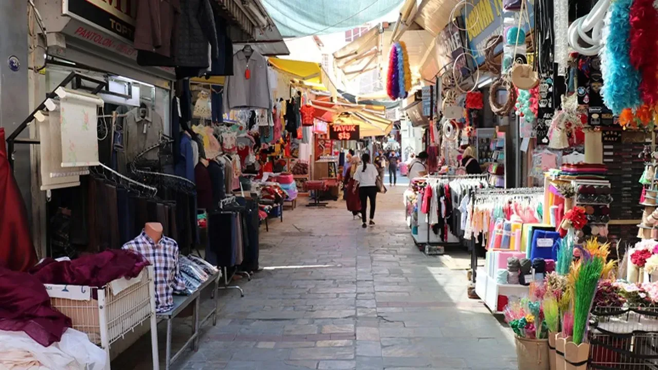 Kemeralmı’nda elektrik kesintisi isyanı: Esnafın ürünleri heba oldu