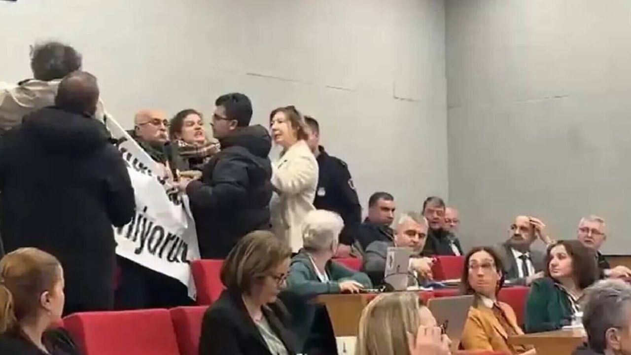 İzmir Büyükşehir Belediye Meclisi'nde 'Basmane Çukuru' protestosu
