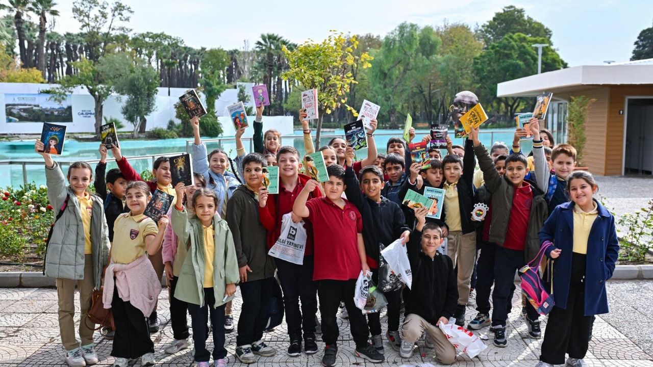 İzmir Kitap Fuarı kapılarını açıyor: Kültürpark'ta ünlüler geçidi, 10 günde 500 etkinlik!