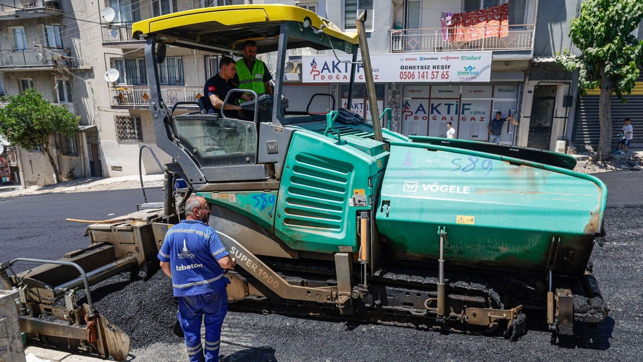 İzmir’de yol seferberliği: Ekipler 25 noktada gece gündüz çalışıyor