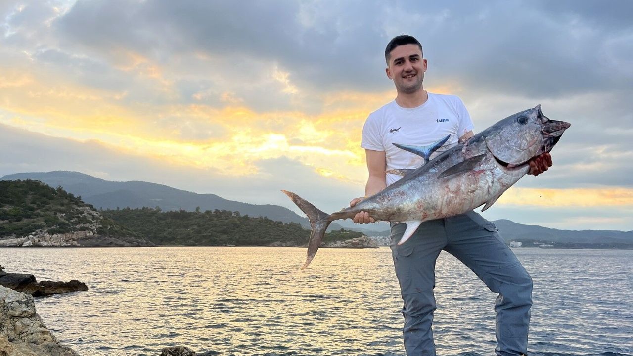 İzmir'de inanılmaz av: Kıyıdan dev orkinos yakaladılar!