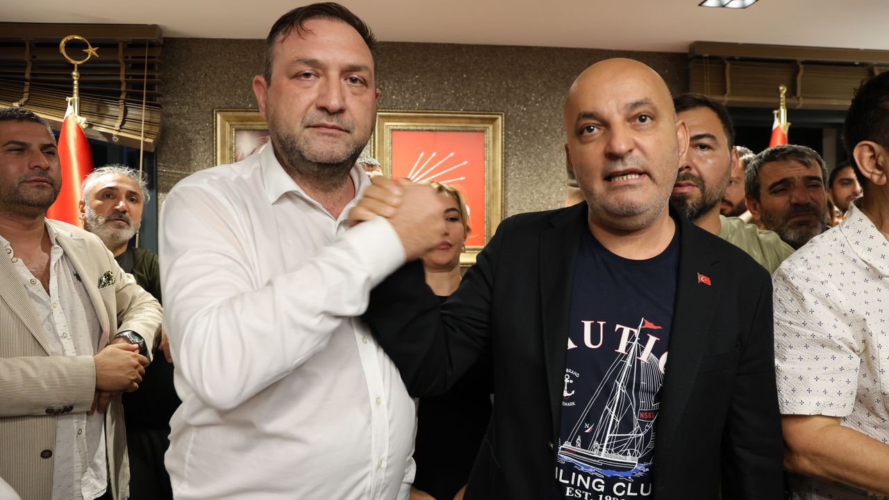 CHP İzmir’de dört günlük nöbet arbedeyle bitti: Gümrükçü koltuğa oturdu