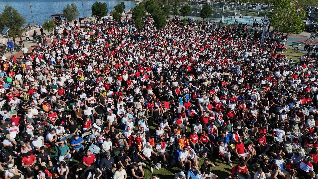 İzmir'de dev ekranlar kuruluyor: Türkiye-Paraguay mücadelesi nerede izlenir?