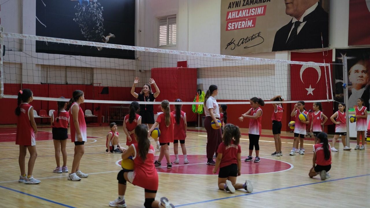 Bayraklı'da yaz ayları sporla geçecek: 14 branşta ücretsiz eğitim!
