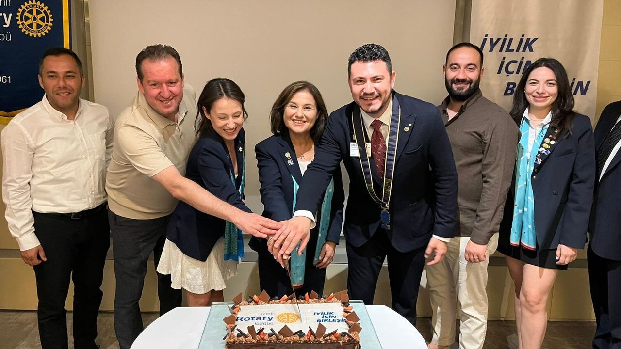 İzmir Rotary Kulübü'nde Başkanlık Değişikliği