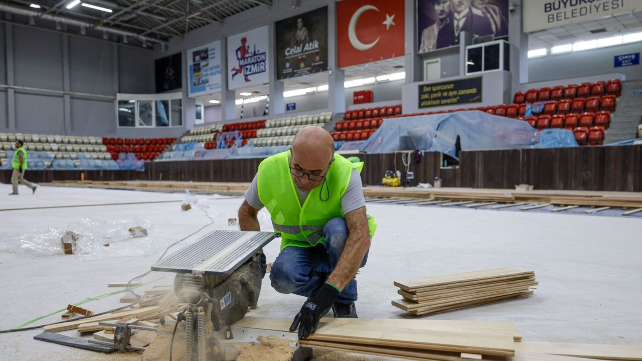 Celal Atik Spor Salonu'nda çatıdan havuza yenileme başladı