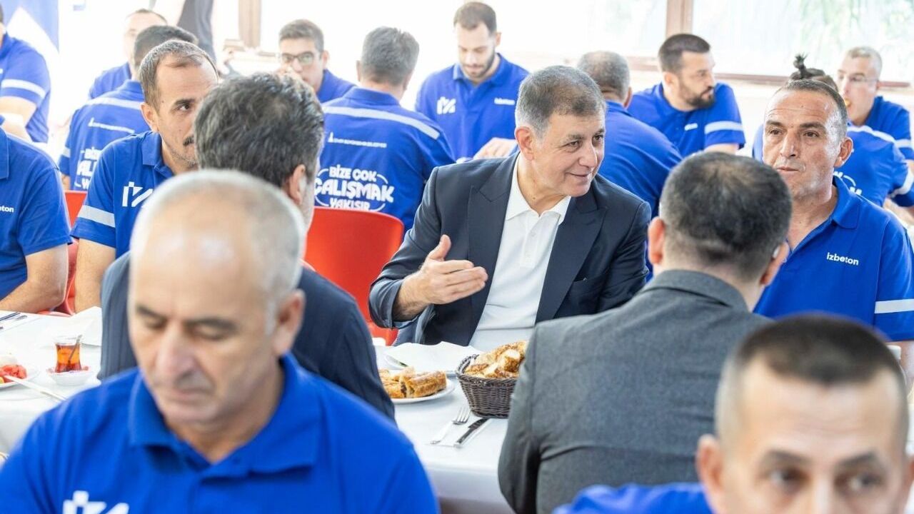 Başkan Tugay İZBETON emekçileriyle buluştu: “Zor günlerde gücümü sizlerden alıyorum”