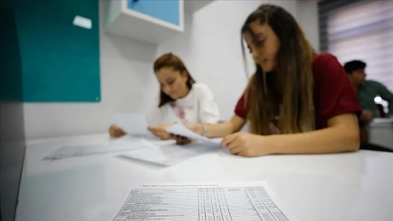 İzmirli öğrencilere YKS desteği: Üniversiteli adaylarıyla yüz yüze görüşülecek