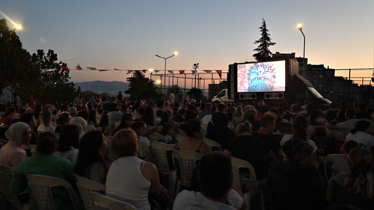 İzmir'de açık hava sinemasına büyük ilgi: Yaz akşamlarını renklendiren gösterimler başladı