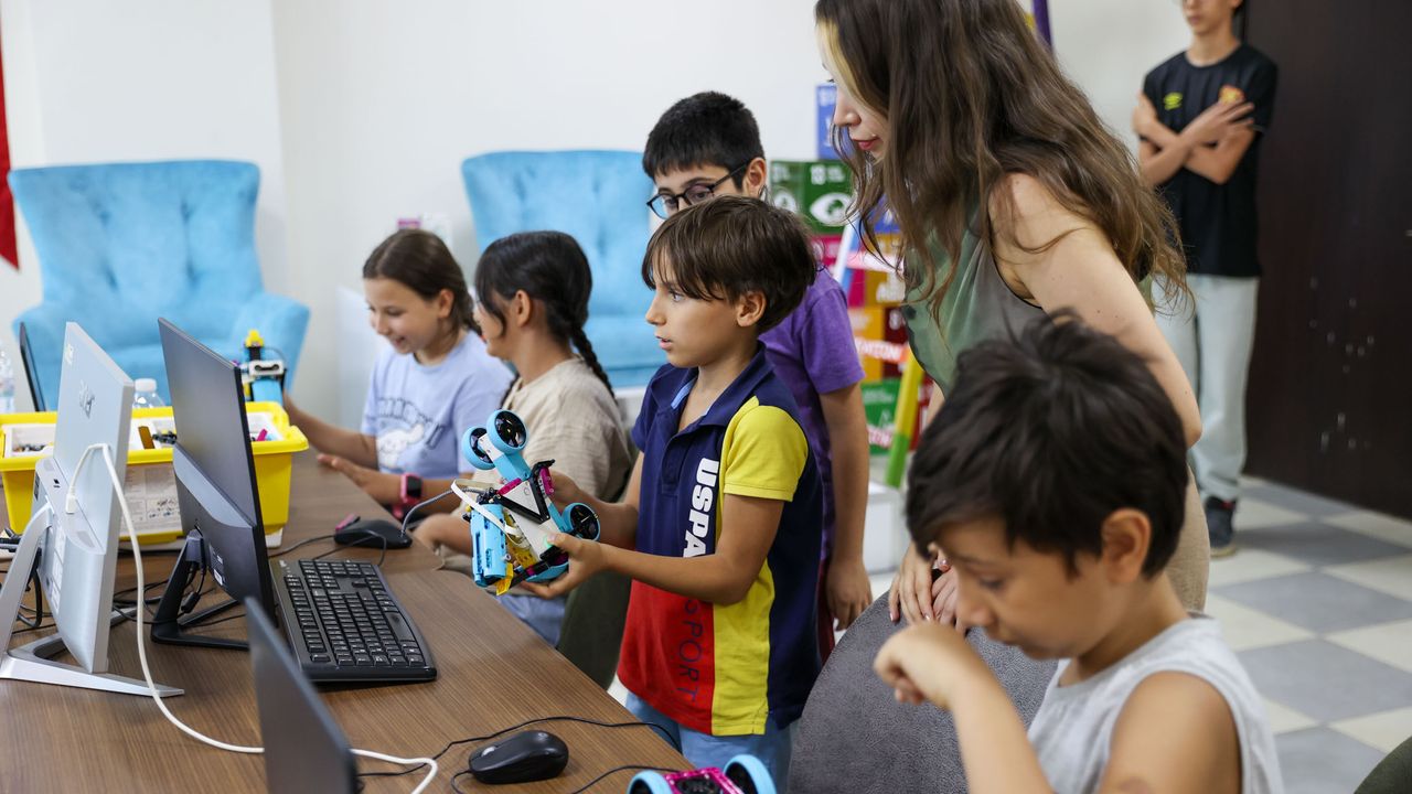 İzmirli çocuklara ücretsiz 'robotik kodlama' eğitimi: Yıl boyu sürecek