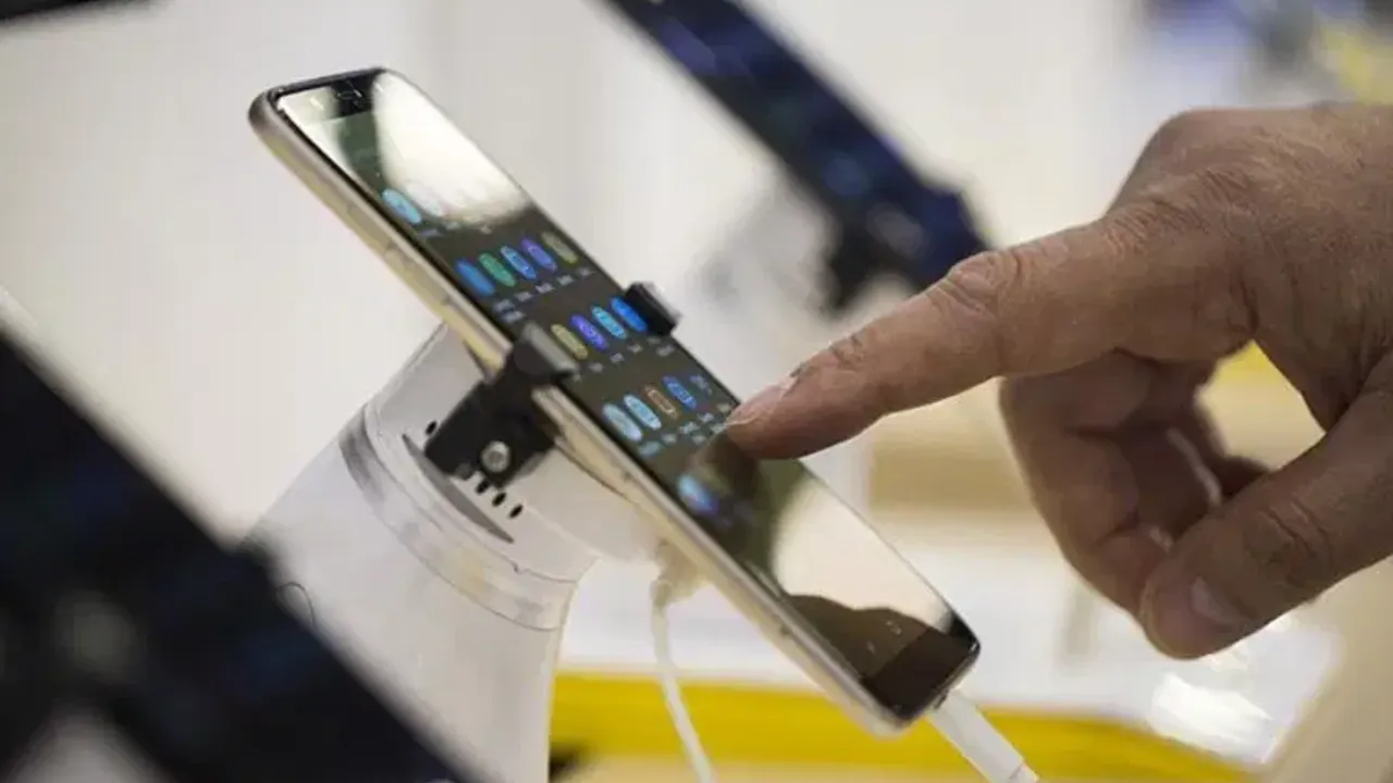 İzmirli elektronikçiler cep telefonunda taksit düzenlemesi istedi