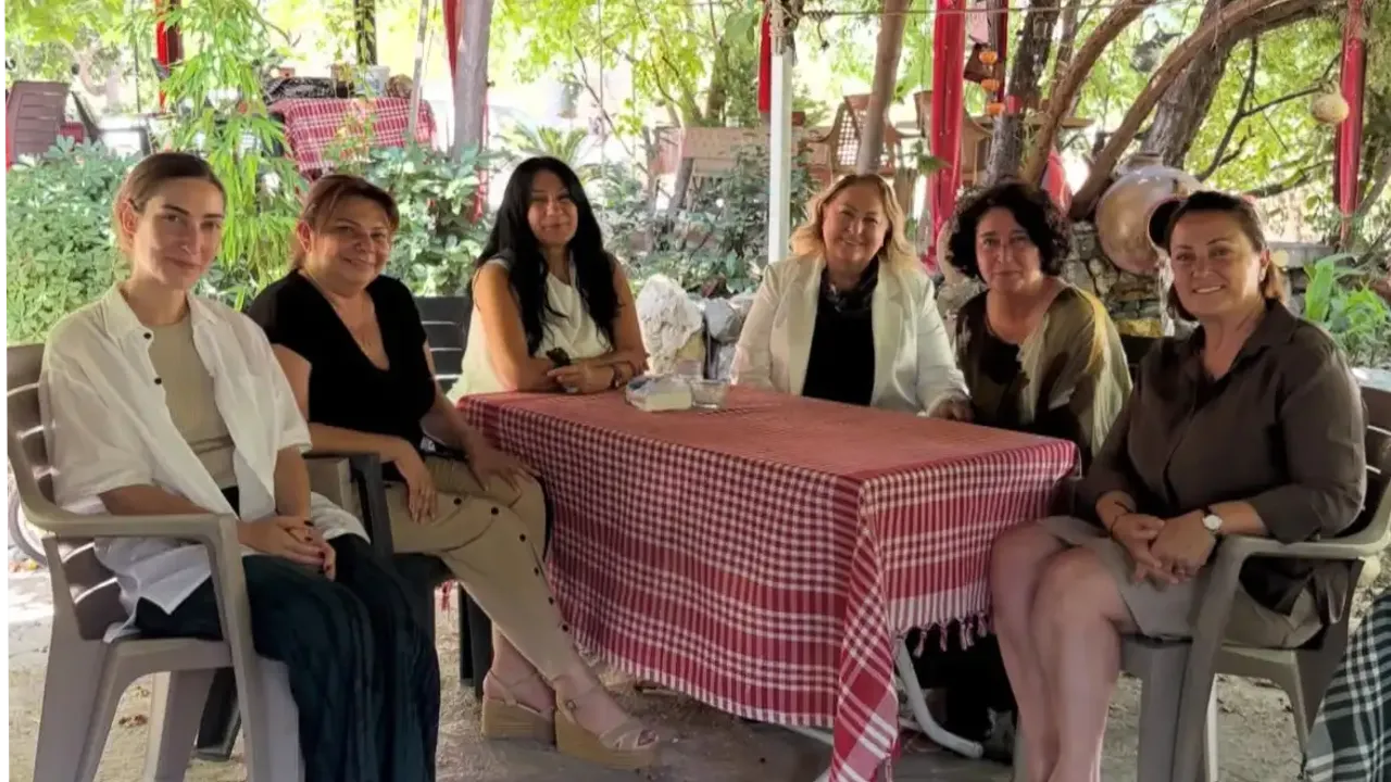 CHP Kadın Kolları Genel Başkanı Ayten Gülsever’den Tunç Soyer’in ailesine ziyaret