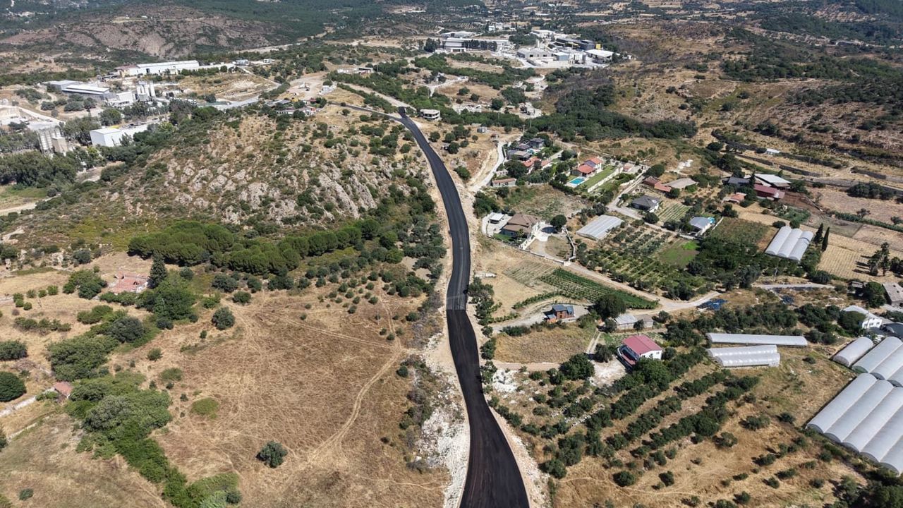 Urla'da yol seferberliği sürüyor: Çalışmalar dört mahallede devam ediyor