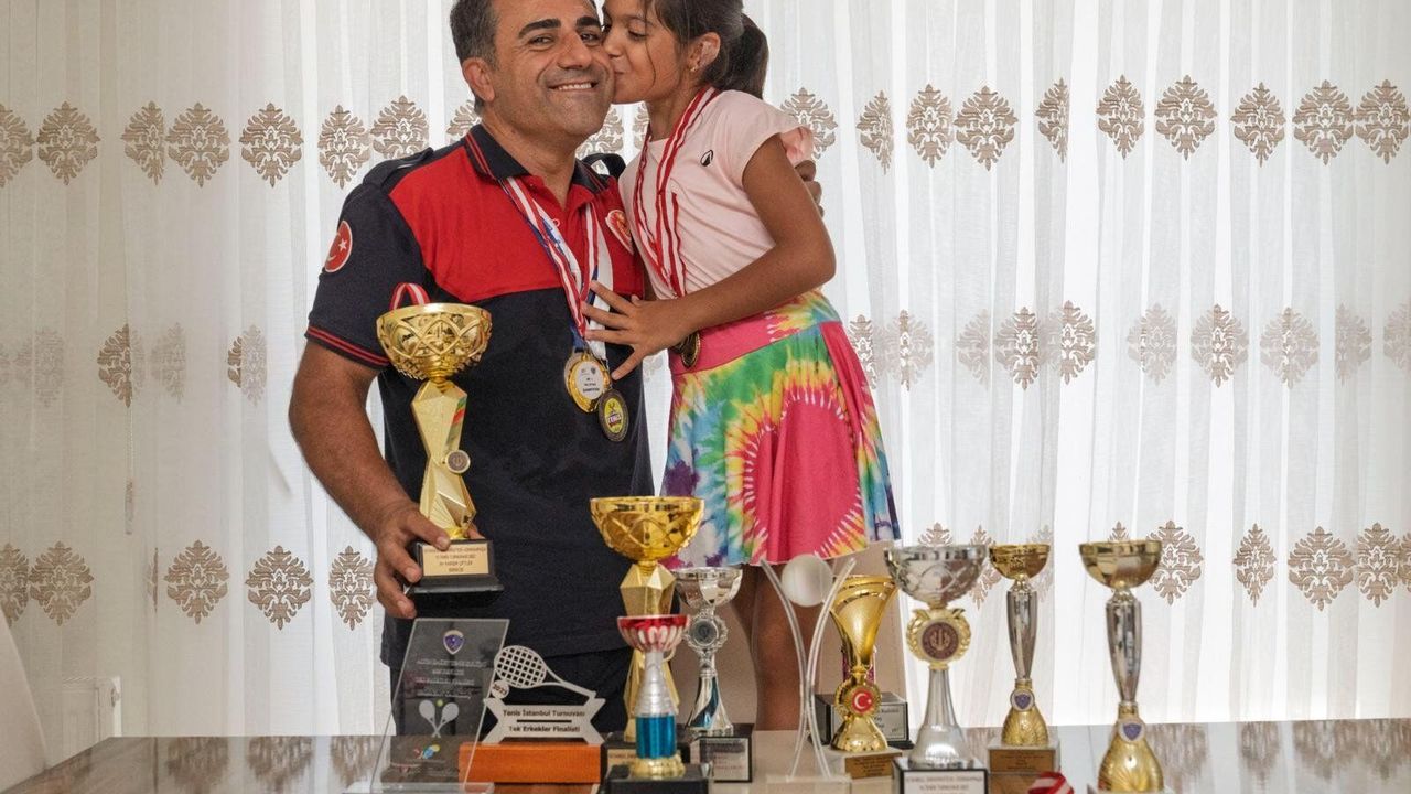 İtfaiyeci baba ile 9 yaşındaki Miray’ın kortlardaki başarı hikayesi