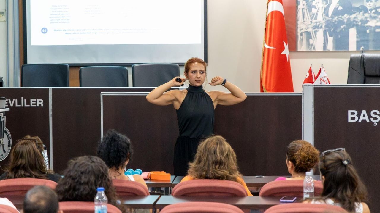 Karşıyaka’da belediye personeline sağlıklı çalışma semineri