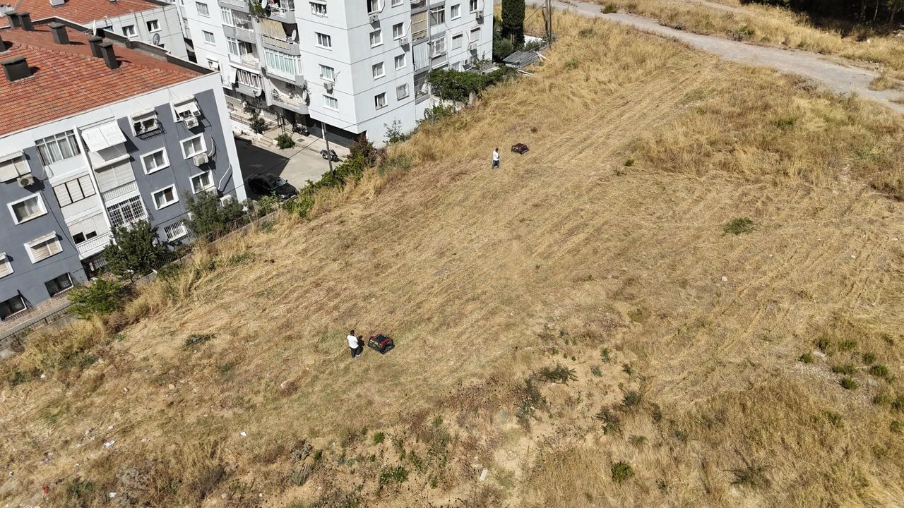 Karabağlar’da yabani ot temizliği artık uzaktan kumandayla yapılacak