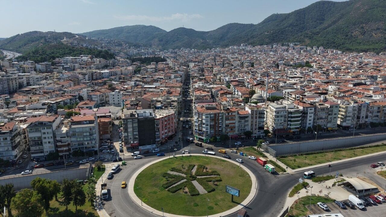 Balçova caddeleri yenilendi: 'Çiçek gibi' oldu