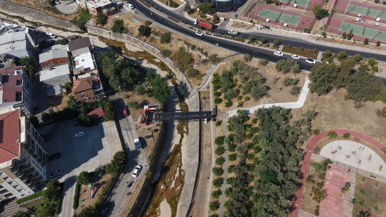 İzmir Büyükşehir, Karşıyaka'da Yaya Köprüsüyle 10 Dakikalık Yolculuğu 1 Dk'ye İndiriyor