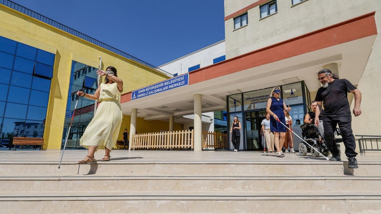 Görme engelli bireylere hizmet vermek için İzmir Büyükşehir Belediyesi personeline özel eğitim verildi