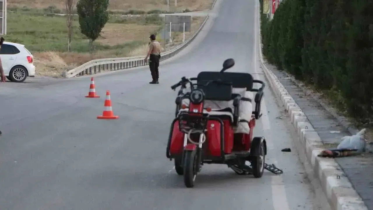 Denizli’de elektrikli bisiklet devrildi: Sürücü yaşamını yitirdi